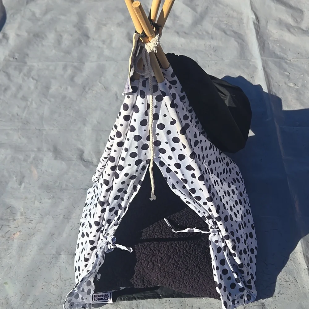 Heaet To Tail Black/White Pet Tent NWT